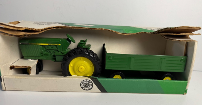 ERTL VTG 2001 John Deere Tractor + Wagon By Racing Champions Die-Cast NOS