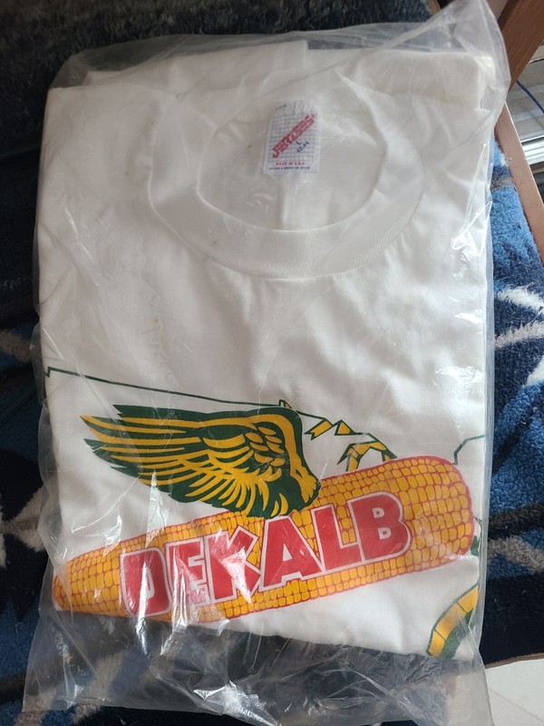 Dekalb SEED Corn; “EARNING OUR WAY!”Logo Men’s T-shirt USA JERZEES;L 42-44