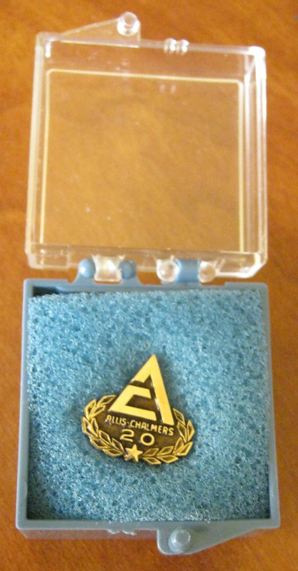 Old ALLIS CHALMERS Manufacturing Tractor 20 YEAR Gold Filled Service PIN BADGE