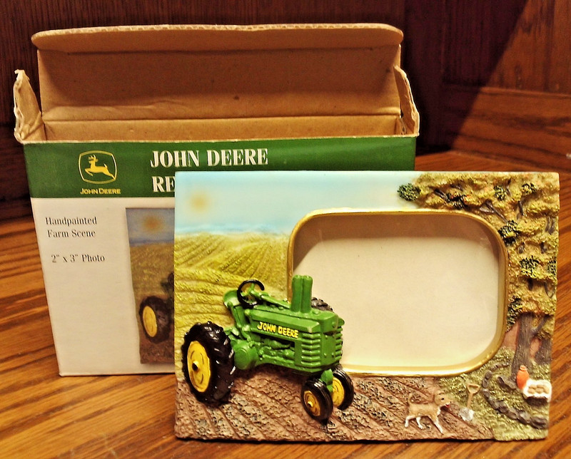 PHOTO FRAME John Deere Resin Hand-painted Farm Scene for 2 x 3″ Picture New M28