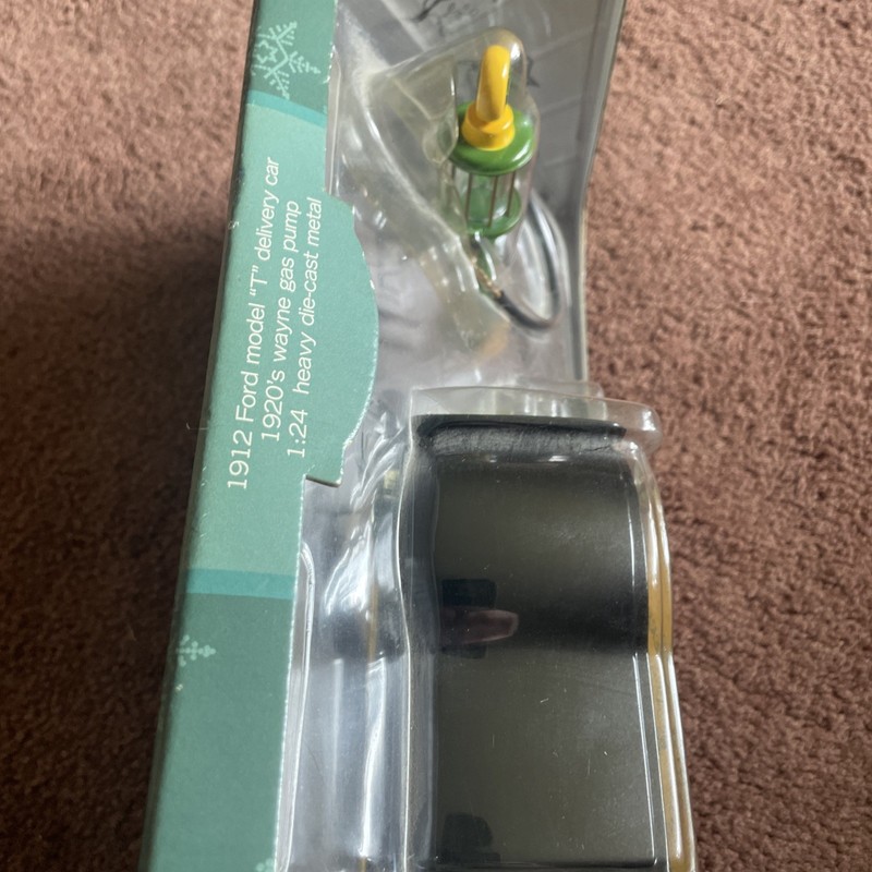 1998 Diecast John Deere Gearbox Limited Ed. 1912 Ford ModelT/Wayne gas pump bank
