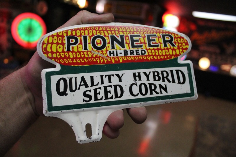 RARE 1950s PIONEER HI-BRED SEED CORN DEALER STAMPED PAINTED METAL TOPPER SIGN 66