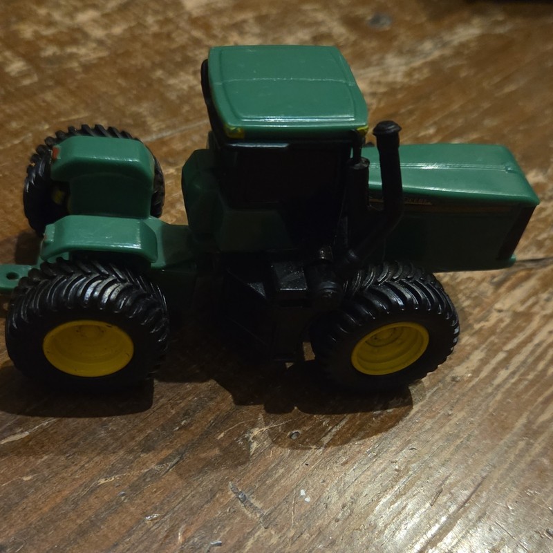 John Deere 4WD Diecast Tractor Toy Vehicle, Green/Yellow Wheels