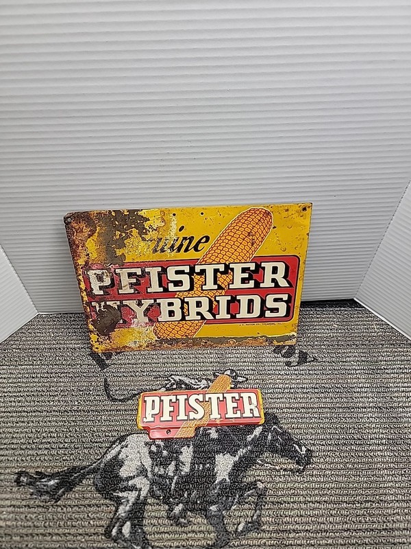 Pfister Hybrids Topper Vintage in Good Condition & Vintage PFISTER HYBIRDS Sign