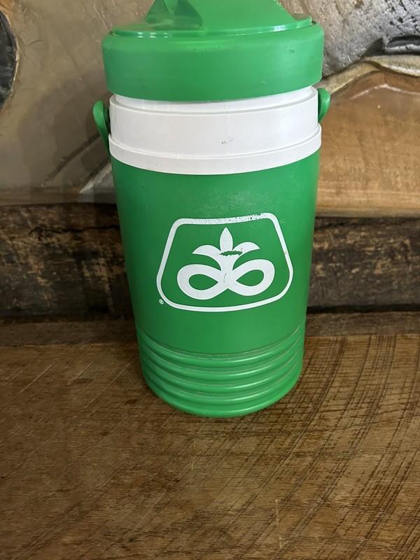 Small plastic Igloo water jug Pioneer seeds logo corn soybeans farm seed