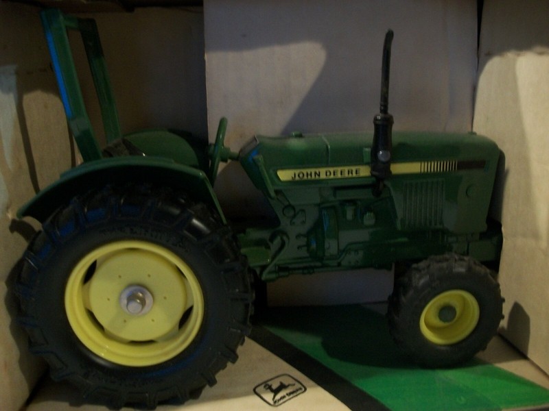JOHN DEERE Compact Utility Tractor ERTL #581 Die-Cast 1:16 Scale New In Box gallery