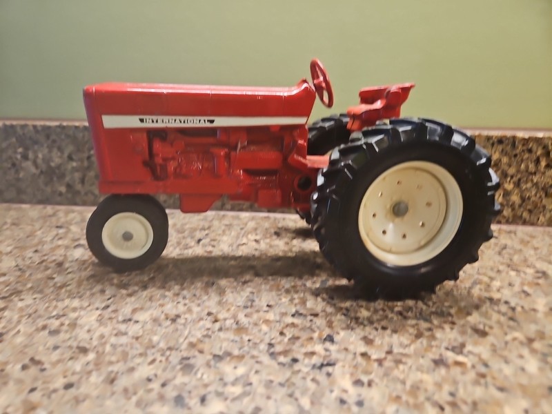 Ertl International Harvester Red Tractor 1:16 Vintage