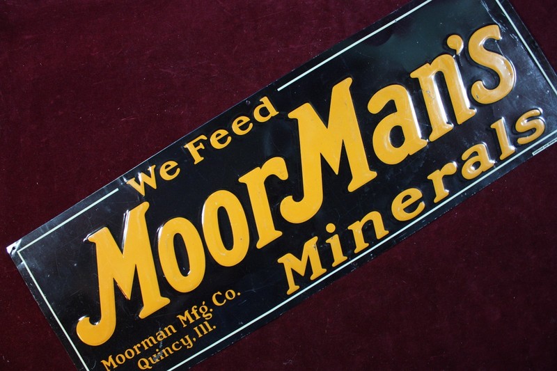 ** VINTAGE WE FEED MOORMAN’S MINERALS TIN SIGN EMBOSSED AG FEED ADVERTISING **