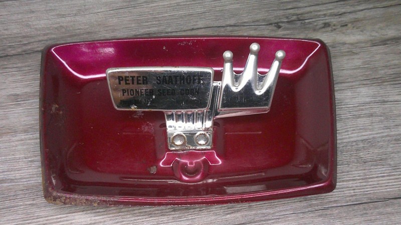 Vtg Pioneer seed corn metal ash tray Peter Saathoff New Hartford Z131 gallery