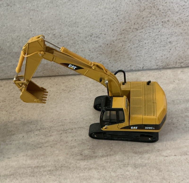 Norscot Group Cat Caterpillar 320CL Excavator 1/50 Diecast gallery
