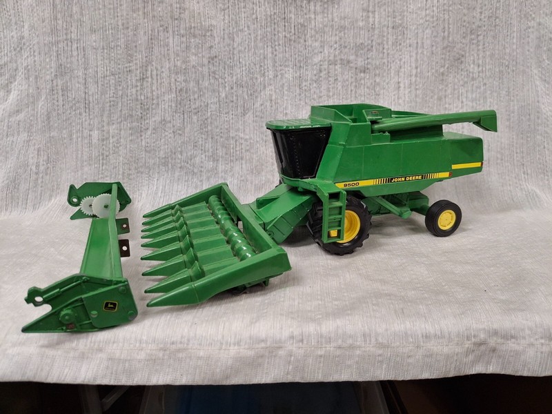 1/28 Scale Toy John Deere 9510 Combine w Corn Head Attachment Ertl