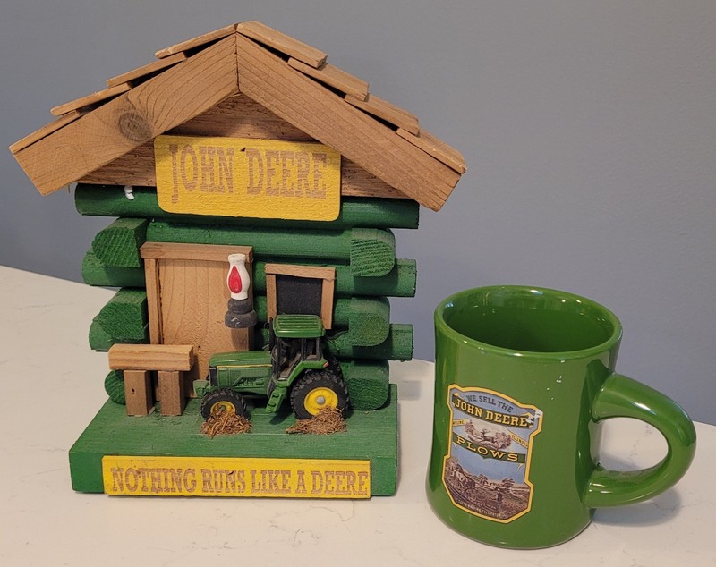 John Deere Hand Crafted Little Log Barn & Metal Tractor Wall 4 Key Holder + Mug