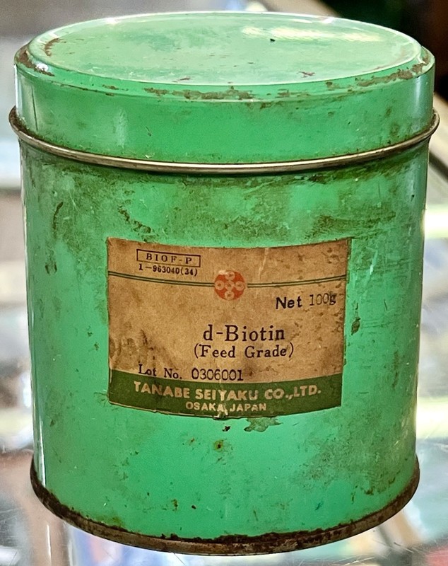 VINTAGE 4″ METAL CAN TANABE SEIYAKU Co FEED GRADE d-BIOTIN ADVERTISING JAPAN