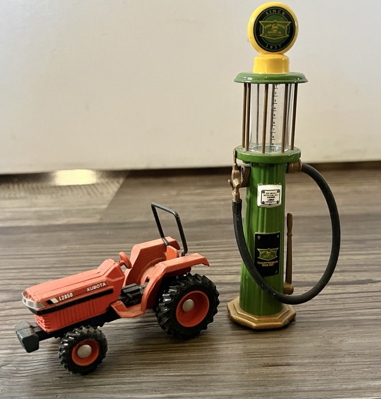 Mini Metal Orange Kubota L2850 Tractor W Mini Metal John Deere Gas Pump DieCast