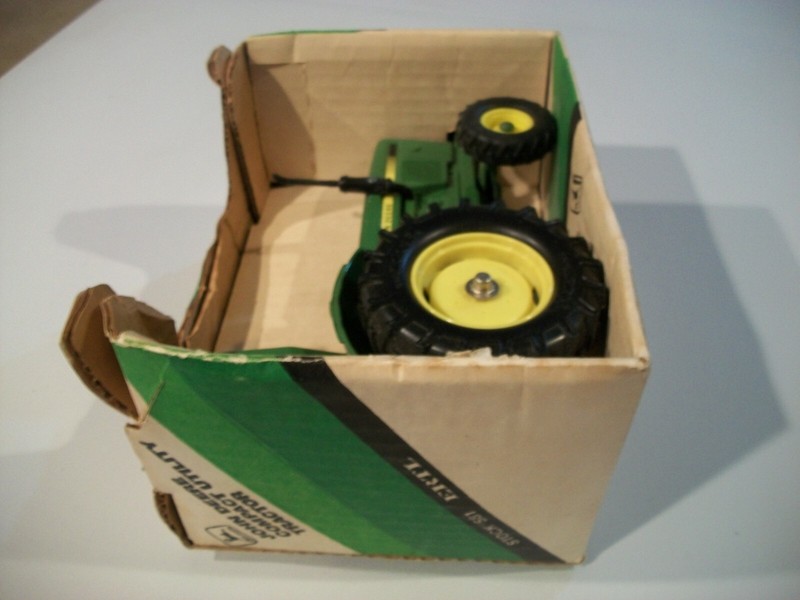 JOHN DEERE Compact Utility Tractor ERTL #581 Die-Cast 1:16 Scale New In Box gallery