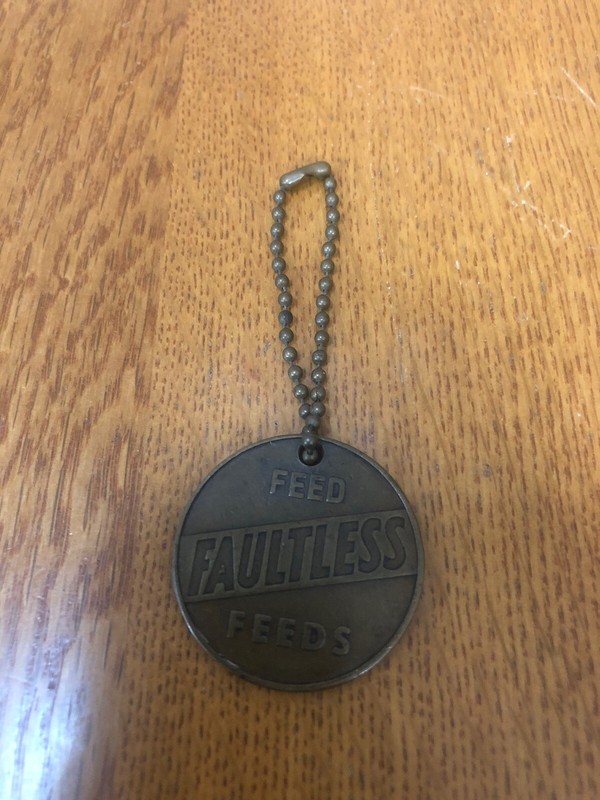 VINTAGE HUBBARD SUNSHINE FAULTLESS FEEDS BRASS ADVERTISING KEYCHAIN gallery