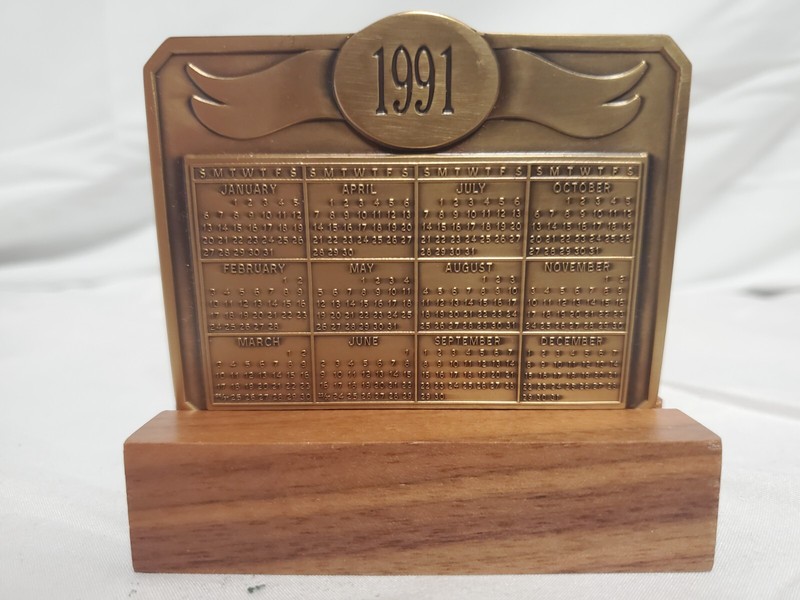 JOHN DEERE 1991 MODEL "R" TRACTOR CALENDAR MEDALLION gallery