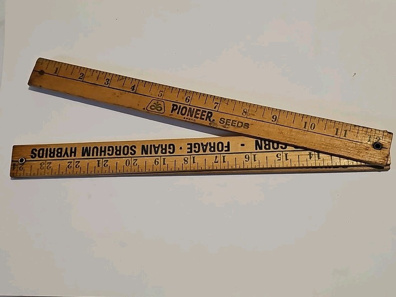 VINTAGE PIONEER SEED CORN ADVERTISING FOLDING WOOD YARD STICK SORGHUM