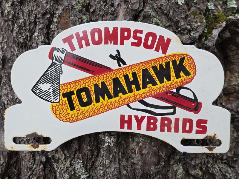 VINTAGE 1950’S TOMAHAWK HYBRIDS SEED PORCELAIN LICENSE PLATE SIGN 12″ X 7″