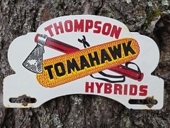 VINTAGE 1950’S TOMAHAWK HYBRIDS SEED PORCELAIN LICENSE PLATE SIGN 12″ X 7″