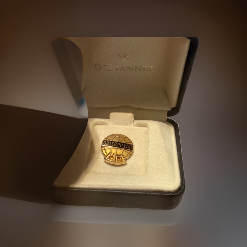 CATERPILLAR GLOBE 15 YEAR ANNIVERSARY 10K GOLD SERVICE PIN WITH 2 RED STONES USA