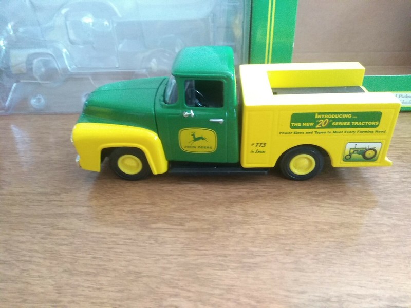 John Deere 1956 Ford Pickup With Service Box 1/25 Scale bank