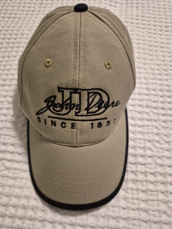 JOHN DEERE ADJUSTABLE BASEBALL CAP