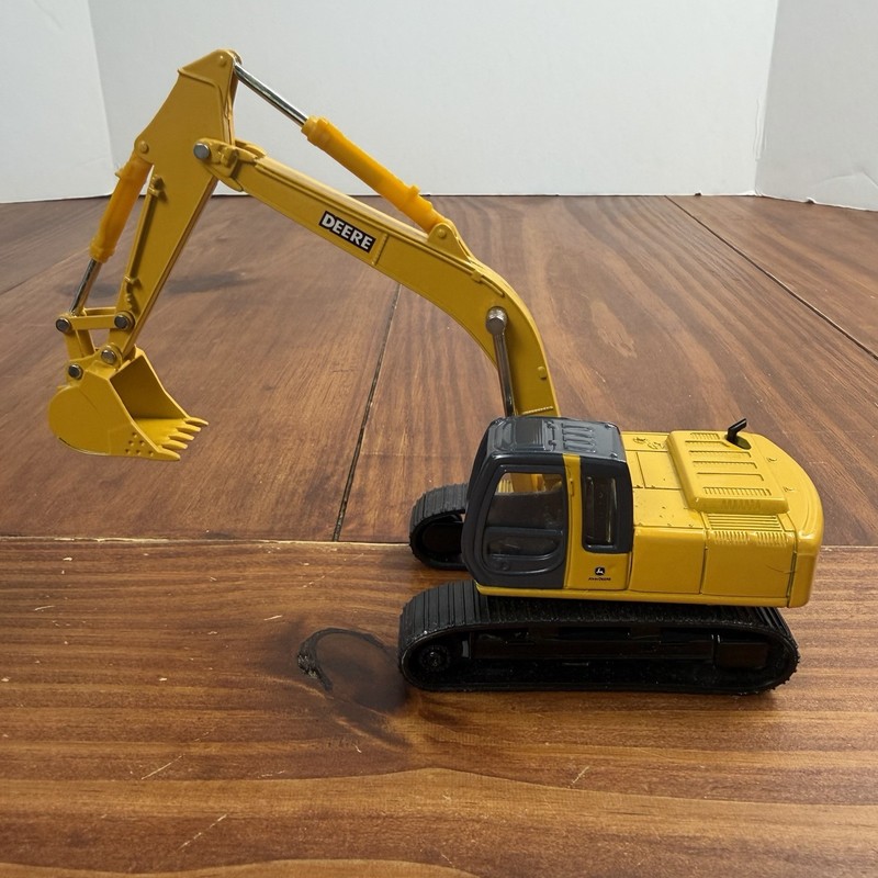 John Deere Excavator 1:50 ERTL Diecast Model 37013 9″
