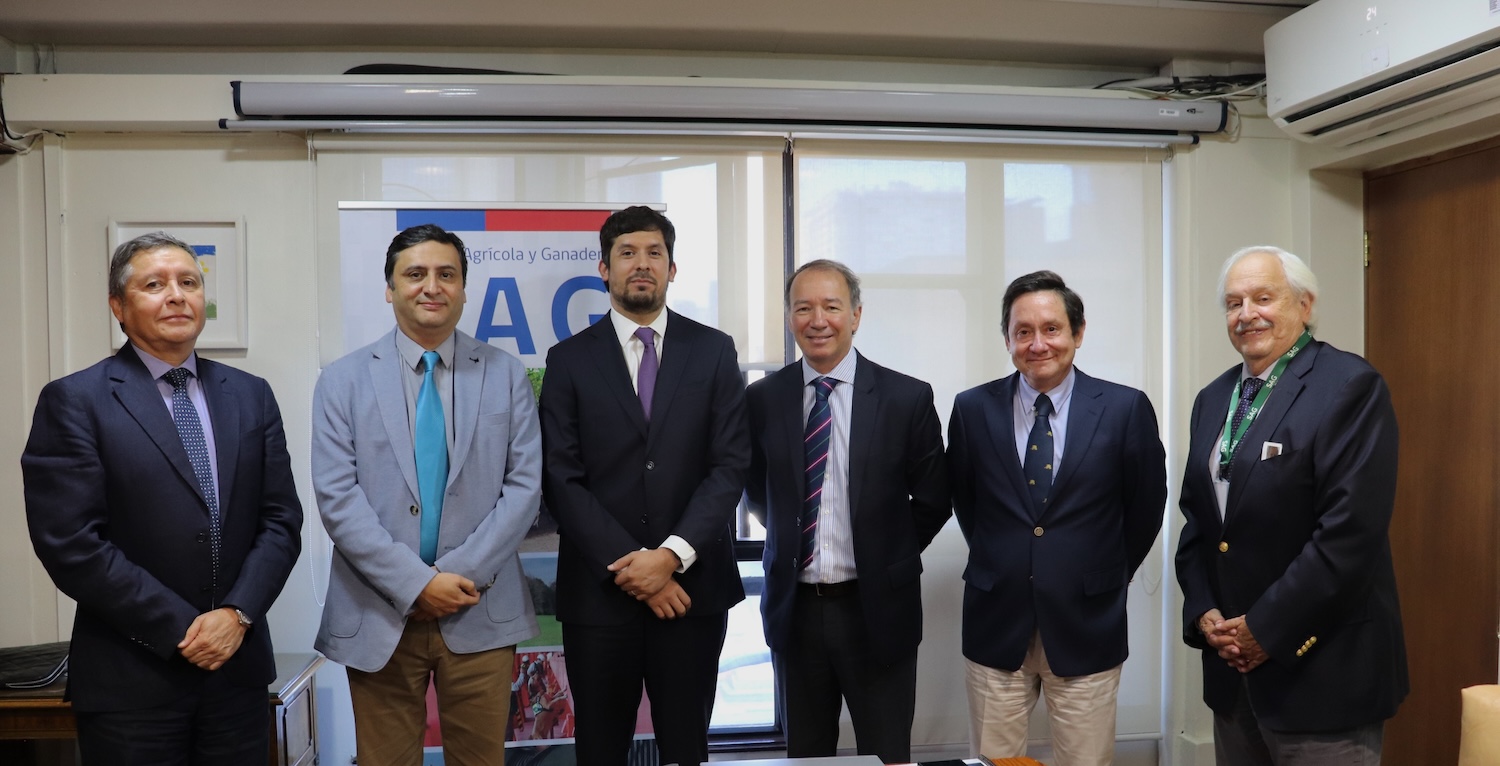 Frutas de Chile se reúne con director nacional del SAG